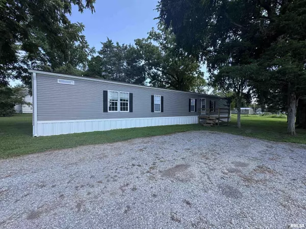 Wayne City, IL 62895,407 W ROBINSON ST