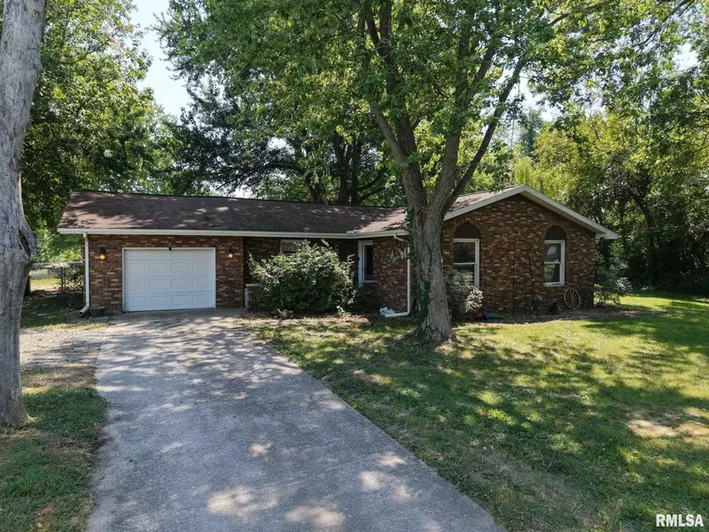 208 N BROWN ST, Benton, IL 62812
