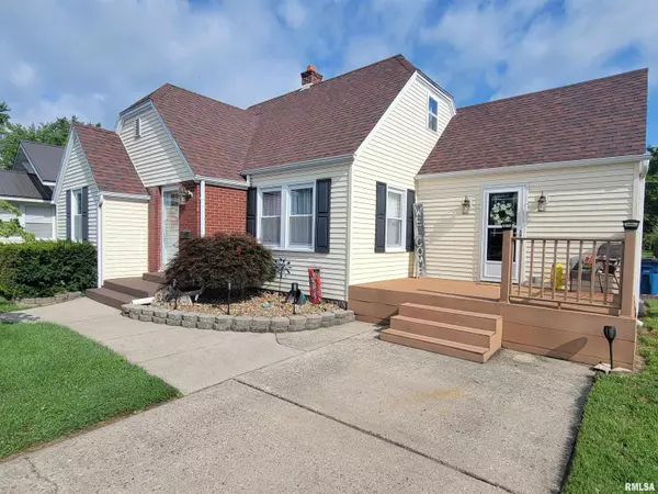 123 E WASHINGTON ST, Flora, IL 62839