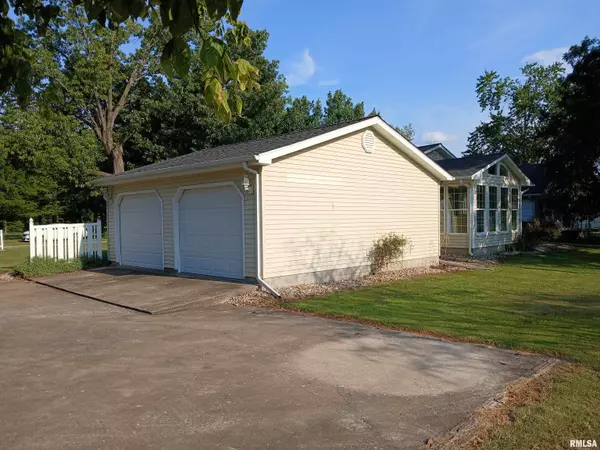 Johnston City, IL 62951,1202 Hoffard AVE