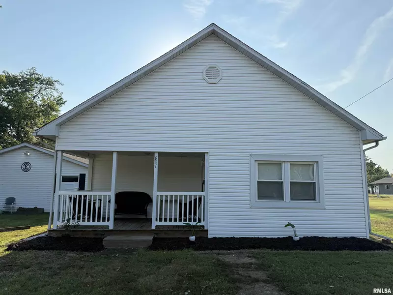 807 S Cockrum ST, Sesser, IL 62884