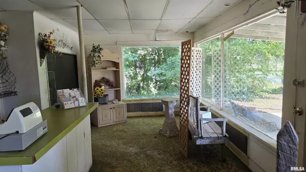 Anna, IL 62906,215 W VIENNA ST