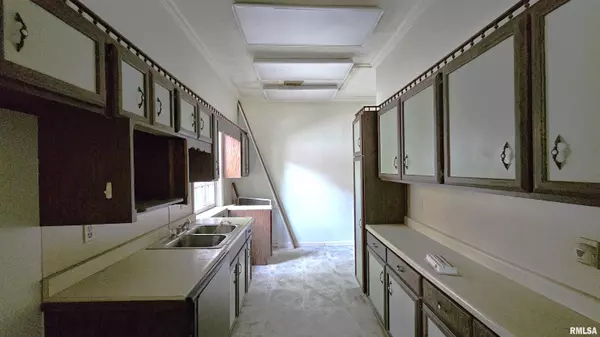 Harrisburg, IL 62946,120 S MAIN ST