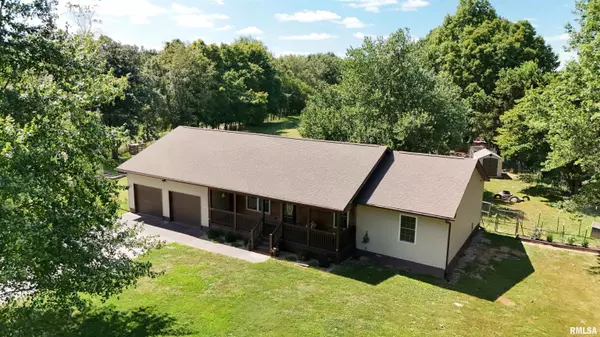 2517 Cherrybark LN, Flora, IL 62839
