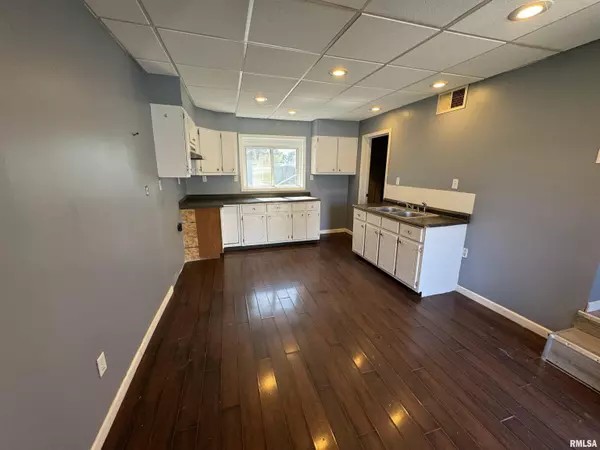 Duquoin, IL 62832,311 E SOUTH ST