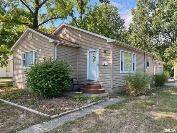 203 W BOND ST, Benton, IL 62812