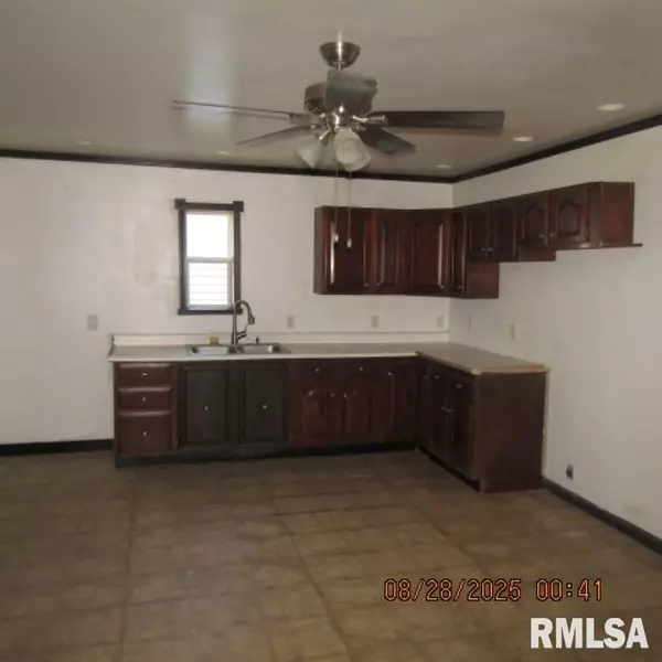 Benton, IL 62812,406 N 10TH ST