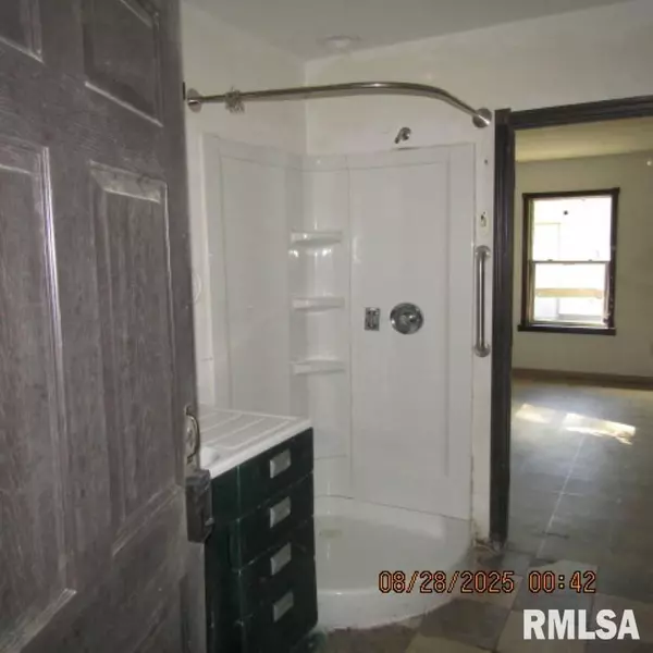 Benton, IL 62812,406 N 10TH ST