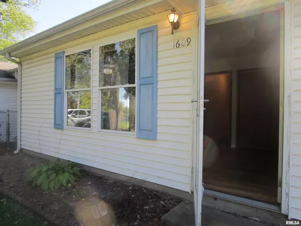 Carmi, IL 62821,1609 E HILLCREST AVE