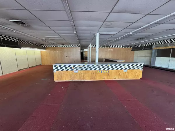 Duquoin, IL 62832,1 W MAIN ST