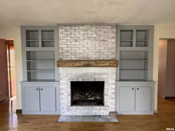 Flora, IL 62839,7 HOLLY LN