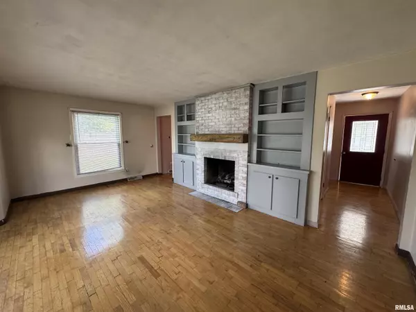 Flora, IL 62839,7 HOLLY LN