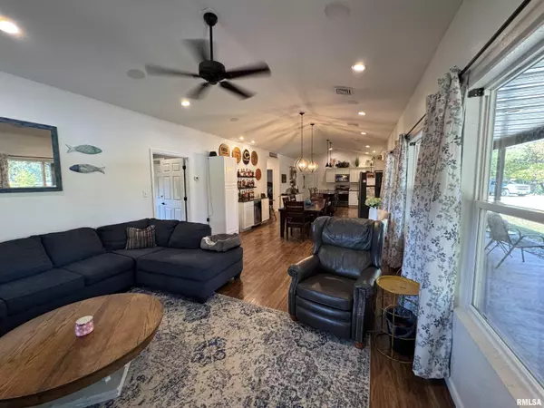 Cisne, IL 62823,1656 E County Road 1125 E RD