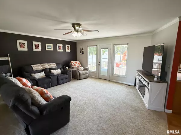 Flora, IL 62839,612 E 12TH ST