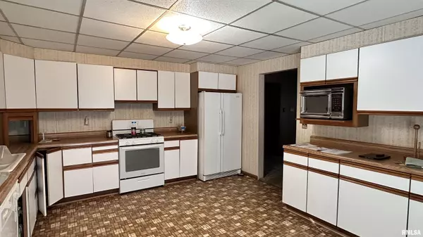 West Frankfort, IL 62896,902 W POPLAR ST