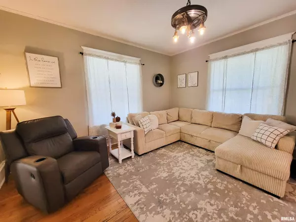 Flora, IL 62839,216 E 3RD ST