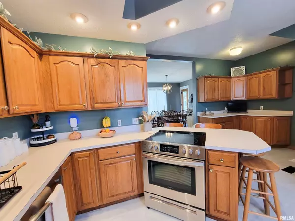 Flora, IL 62839,216 E 3RD ST