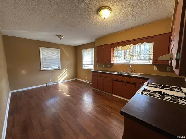 West Frankfort, IL 62896,607 N ADAMS ST