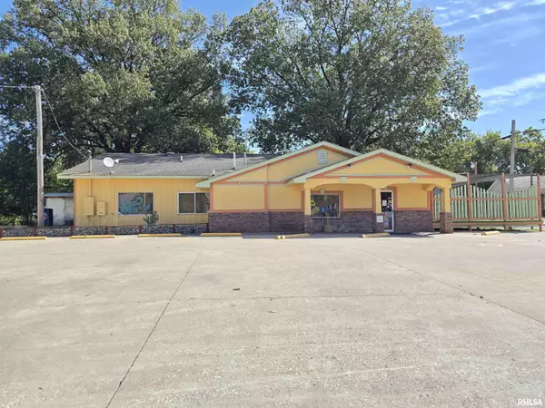 721 W WASHINGTON ST, Benton, IL 62812-1663