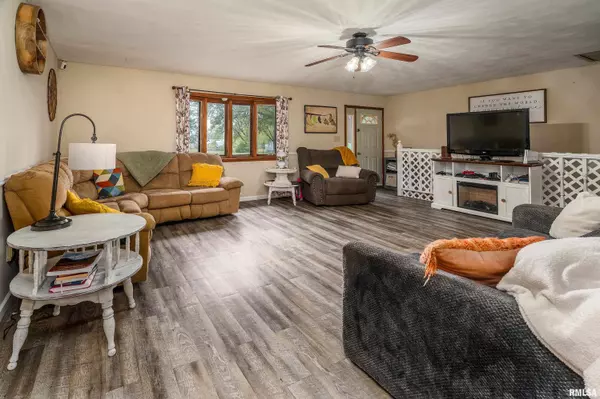 Sesser, IL 62884,816 S ELM ST