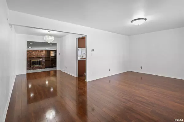 Carterville, IL 62918,301 LAKESHORE DR