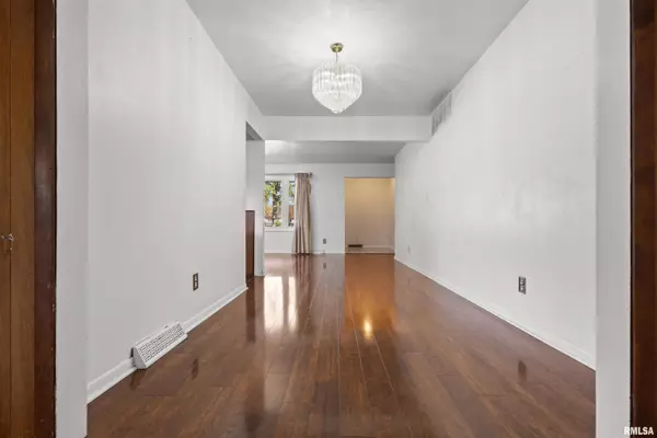 Carterville, IL 62918,301 LAKESHORE DR