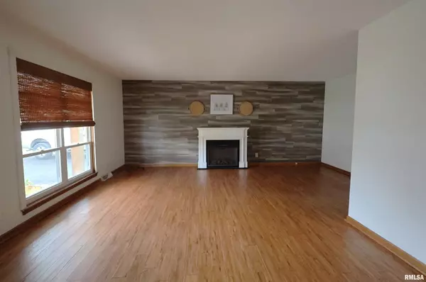 Salem, IL 62881,320 CIRCLE DR