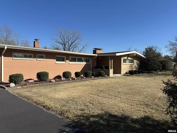 Duquoin, IL 62832,944 S LAKE DR