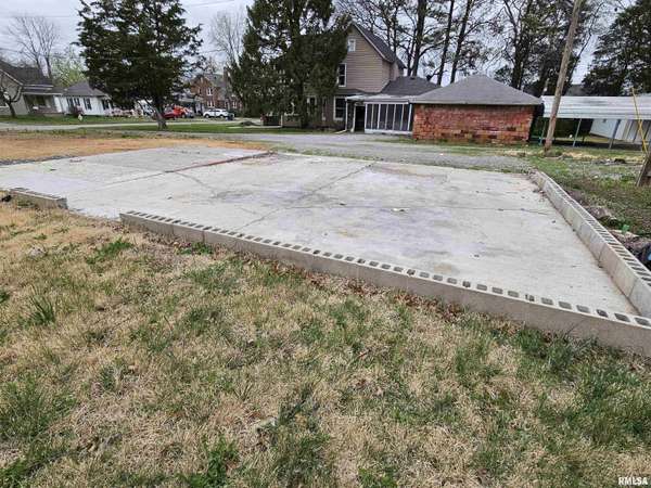 618 S MCKINLEY ST, Harrisburg, IL 62946