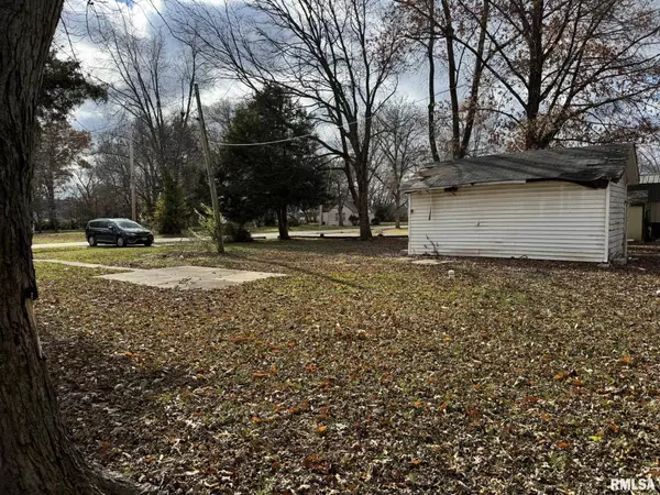 Flora, IL 62839,602 W 3RD ST