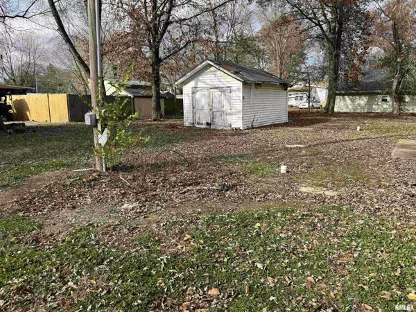 602 W 3RD ST, Flora, IL 62839