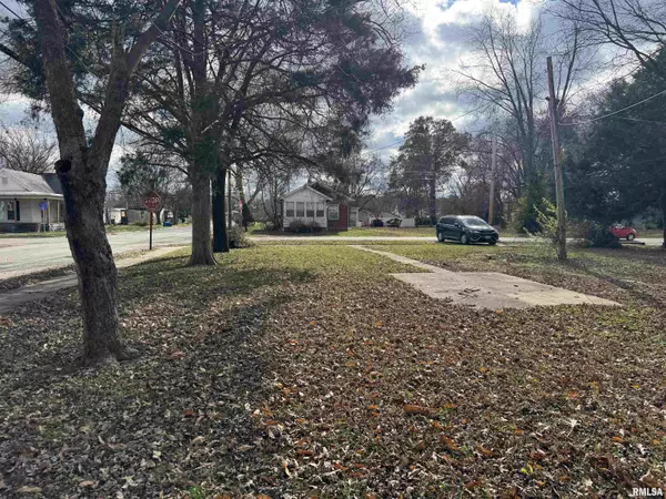 Flora, IL 62839,602 W 3RD ST