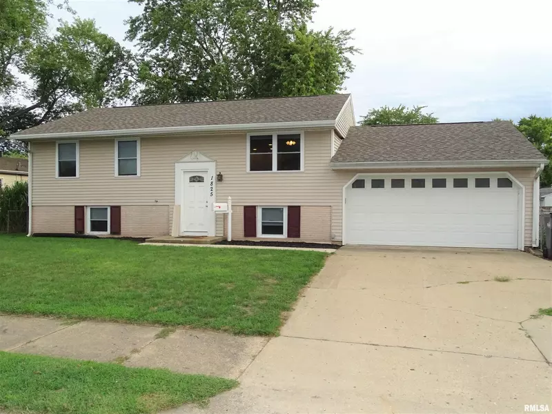 1825 HOLIDAY DR, Pekin, IL 61554