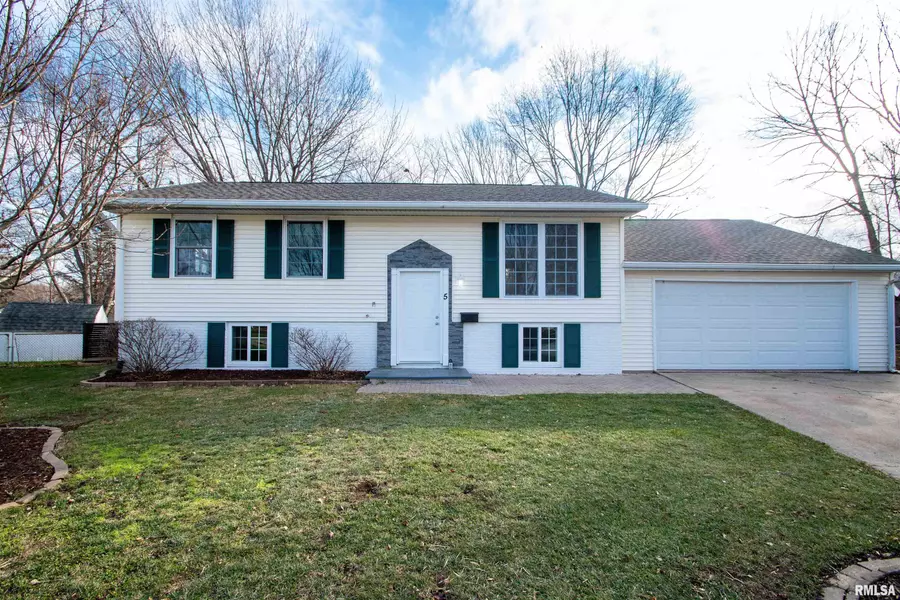 5 DOMINION CT, Pekin, IL 61554