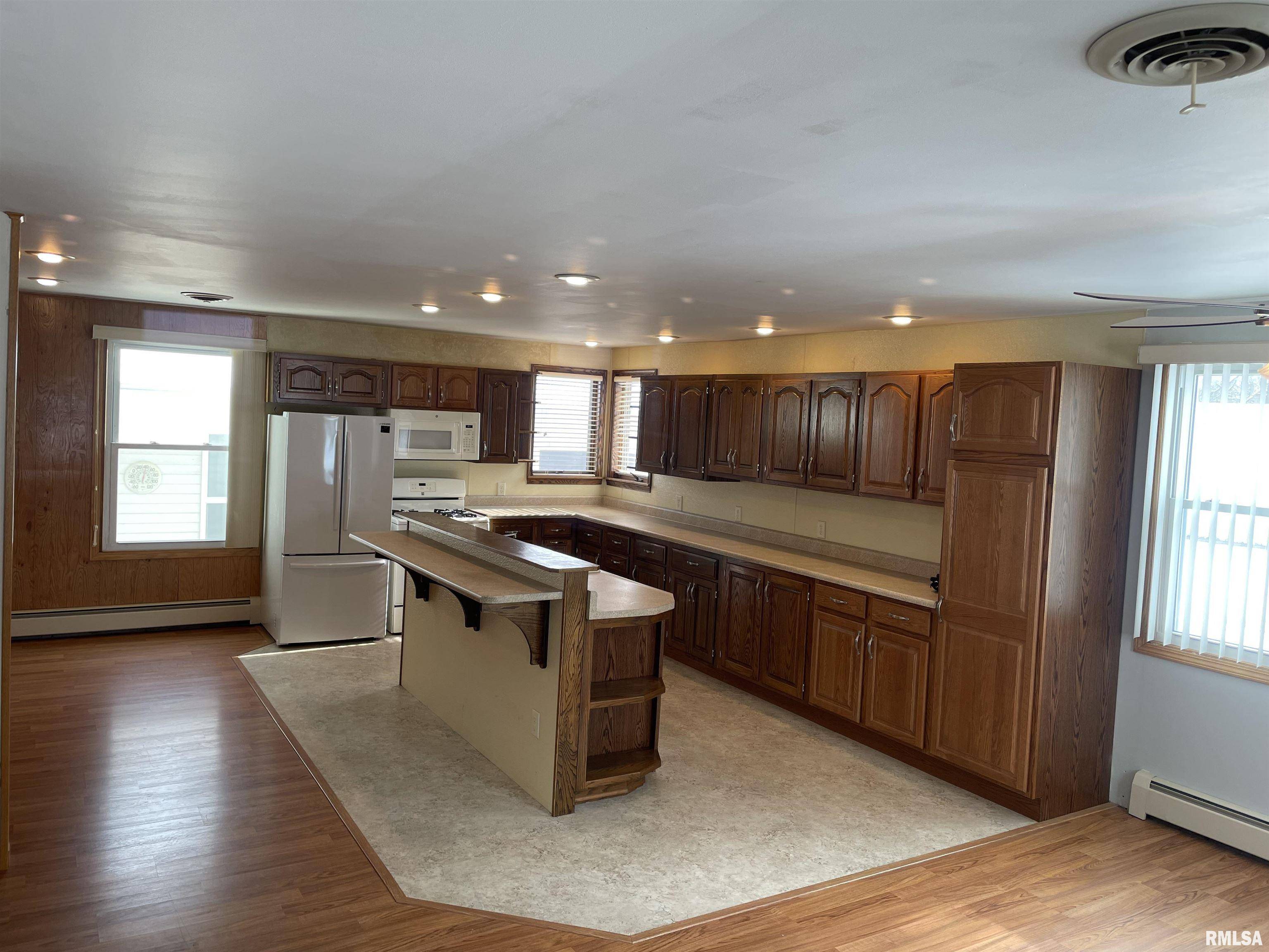 Henry, IL 61537,1038 WARREN ST