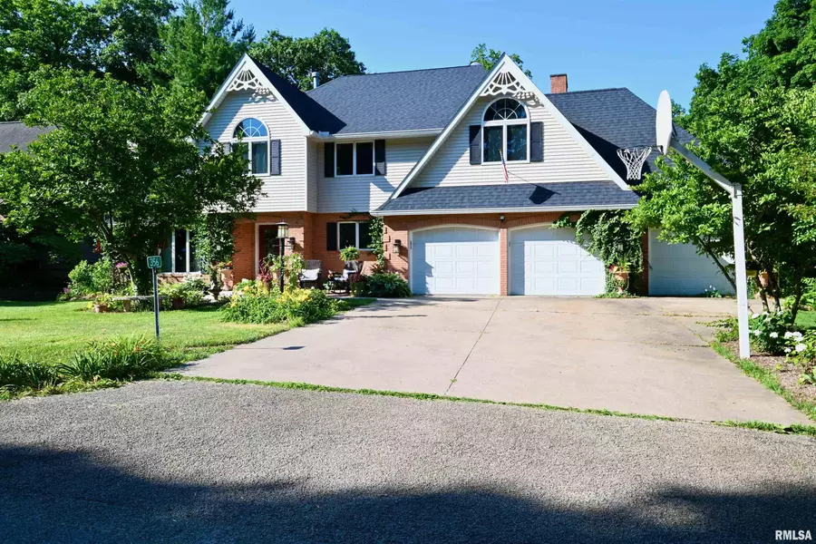 356 E ELLER DR, East Peoria, IL 61611