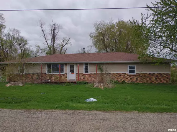 1100 LINDEN ST, Delavan, IL 61734