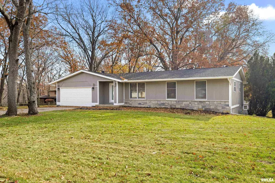10210 W HAWK HILL TRL, Edwards, IL 61528