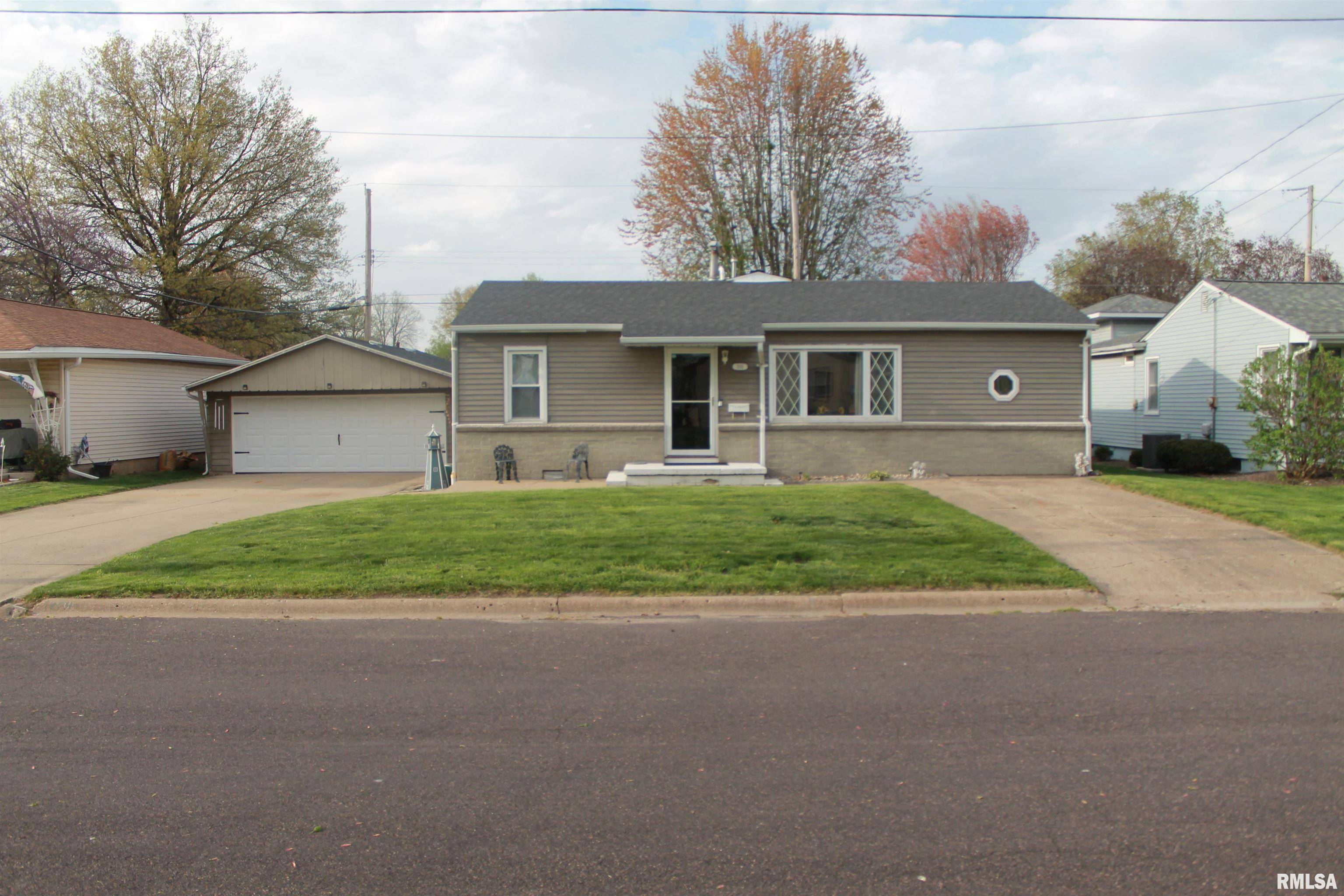 1101 OXFORD AVE, Pekin, IL 61554