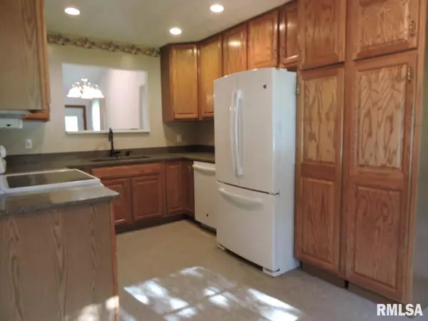 Pekin, IL 61554,2404 LAKESHORE DR #21