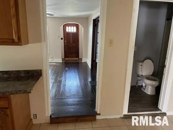 Altona, IL 61414,208 E Mae Lawrence AVE