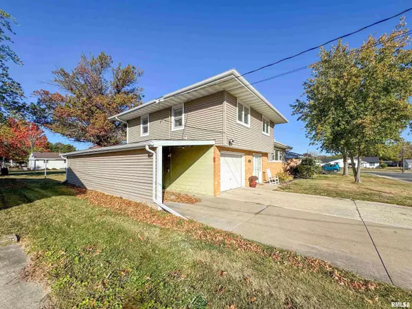 Roanoke, IL 61561,105 N 1ST ST