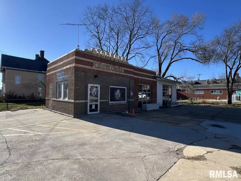 233 E JACKSON ST, Macomb, IL 61455