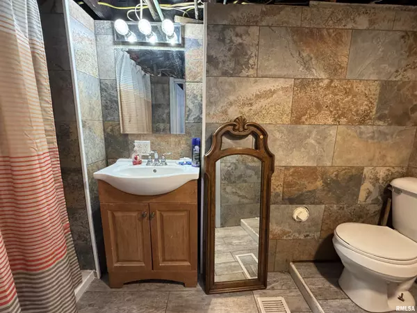 Peoria, IL 61604,2208 N SHERIDAN RD