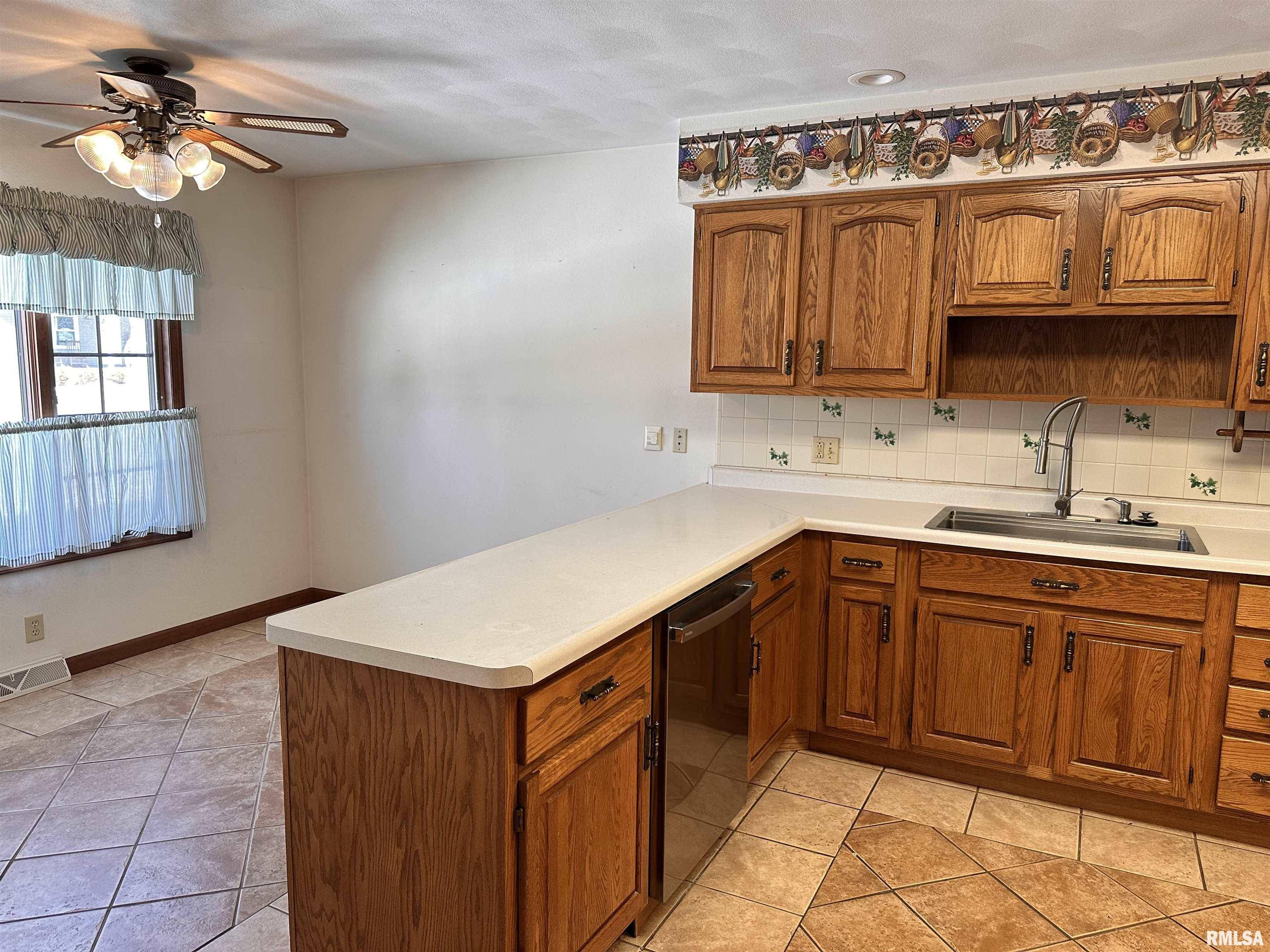 555 WESTWOOD BLVD, Canton, IL 61520