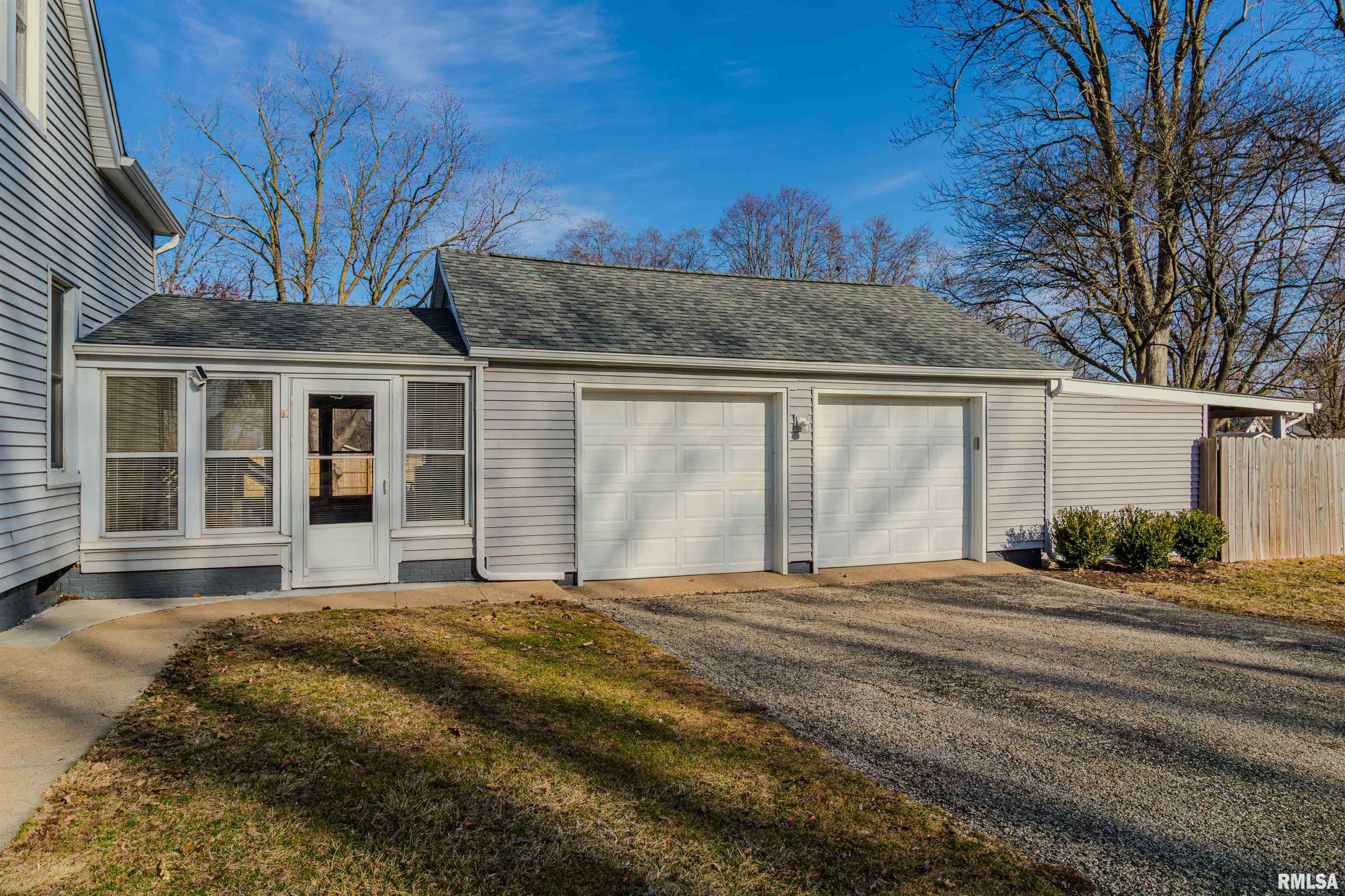 Canton, IL 61520,979 N 5TH AVE