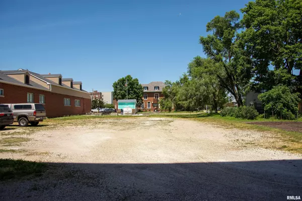 Macomb, IL 61455,221 E JACKSON ST