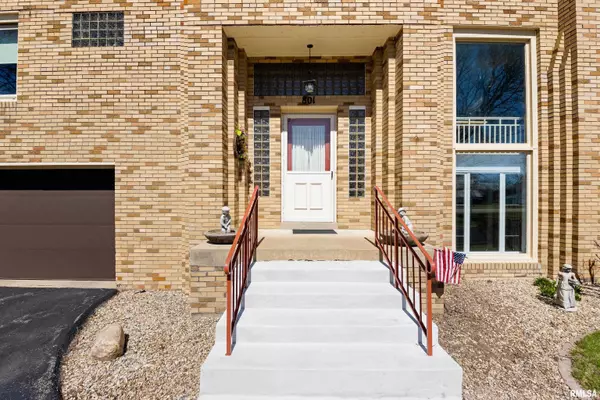 Elmwood, IL 61529,801 W MAIN ST