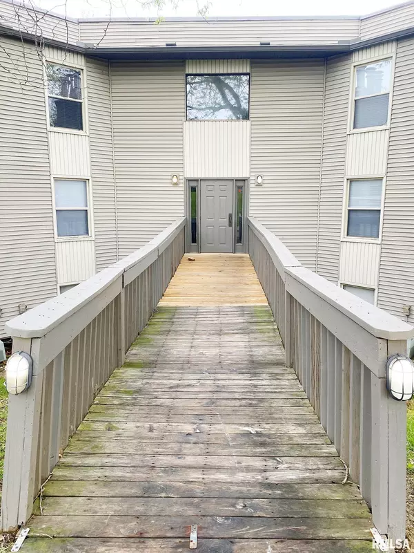 Peoria, IL 61615,5905 W RIDGECREST DR #304