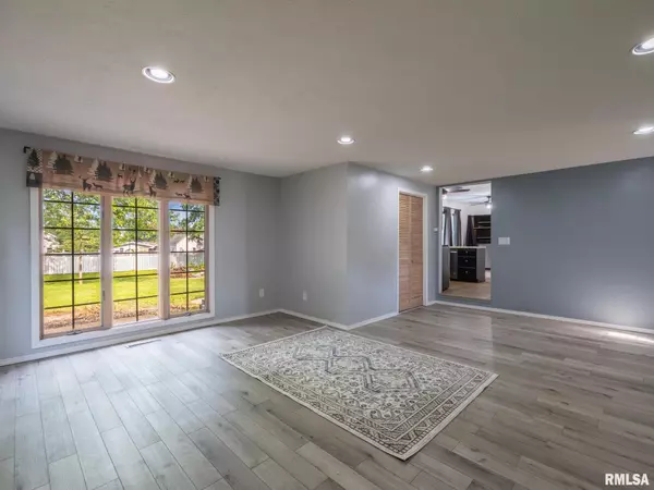 Dunlap, IL 61525,106 N 5TH ST